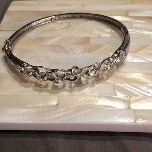 Silver bracelet with Hawaiian flowers